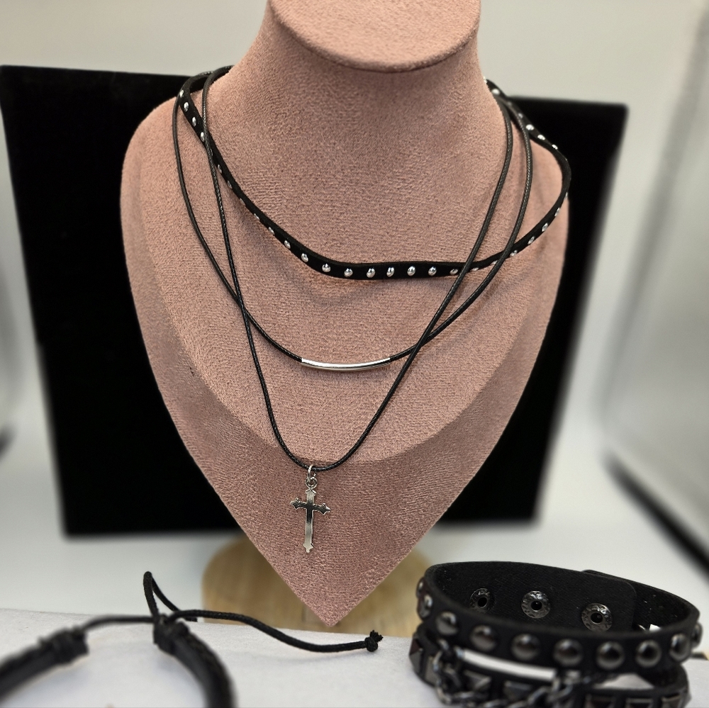 Womens Gothic Vintage Looking Collar And Bracelets Exquisite and Sophisticated